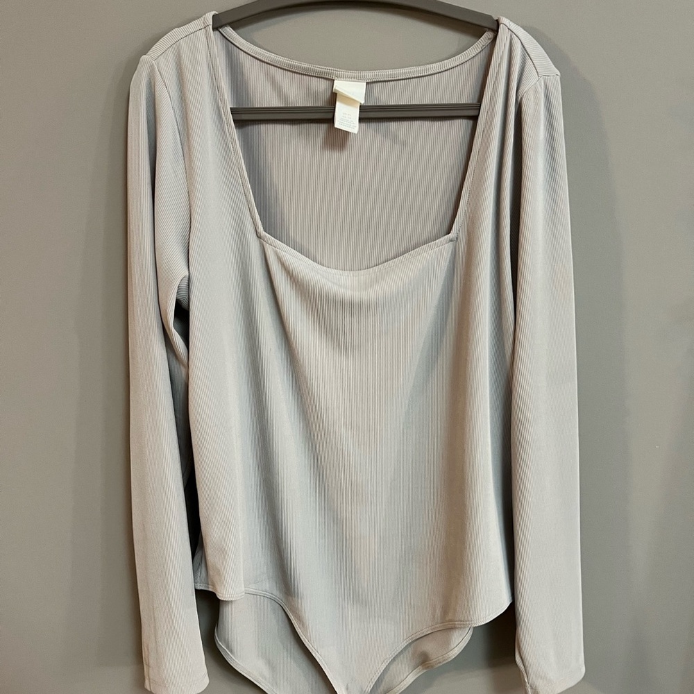 FINAL SALE ❤️ ~ H&M| cream square neck bodysuit